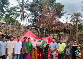GP Ansor Dompu-Anggota DPRD NTB Nadirah Beri Bantuan Korban Kebakaran Manggelewa